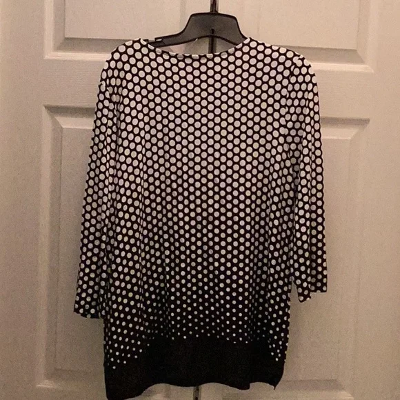 🖤NWT Fabulous Chicos Size 1 Fun Top Wardrobe Closet Must Have 🖤 - Picture 8 of 9